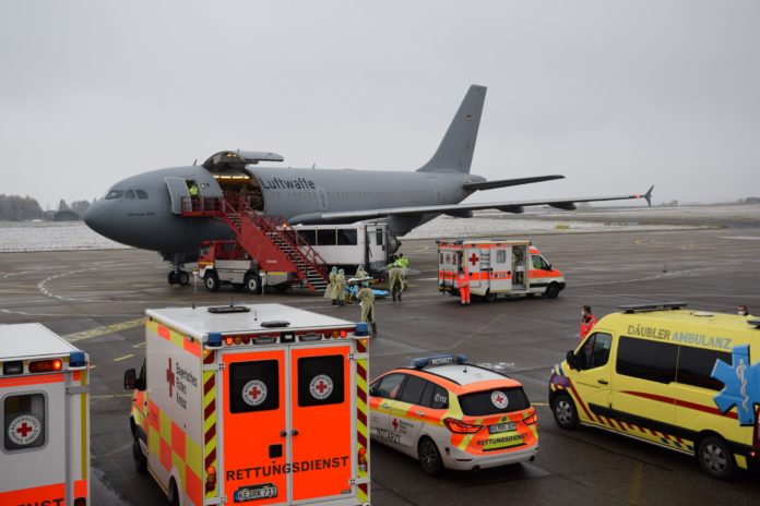 Die fliegende Intensivstation der Bundeswehr brachte erstmals Patienten aus Bayern zur weiteren Behandlung nach Nordrhein-Westfalen.Bild: Flughafen Memmingen