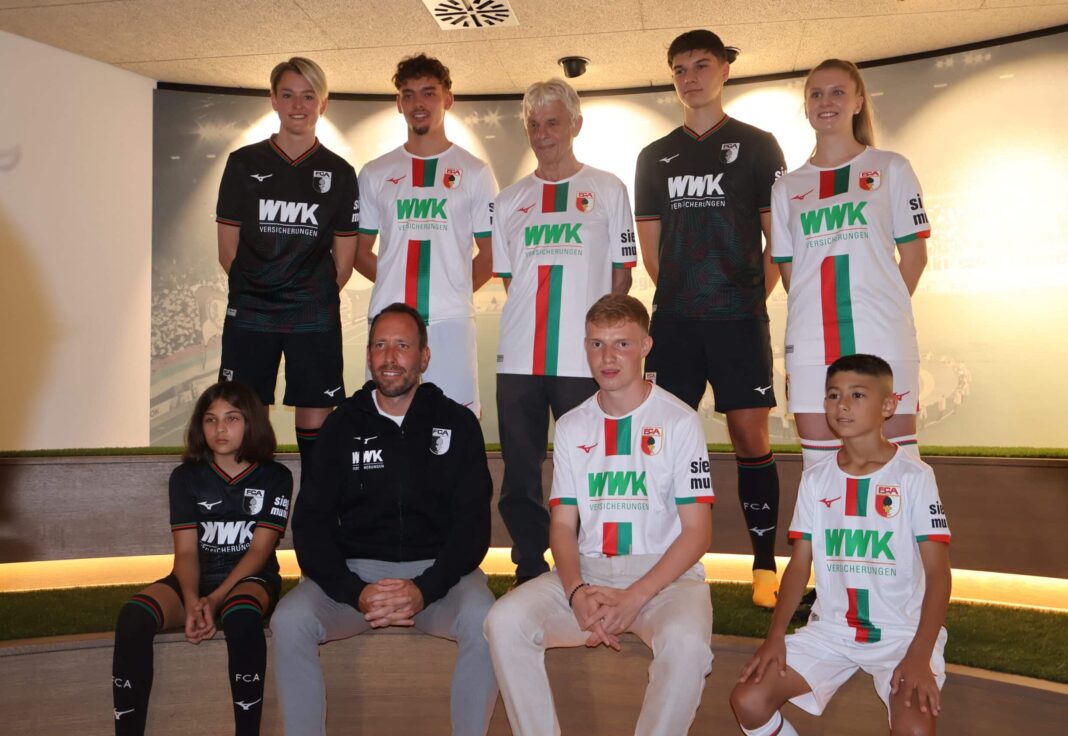 Tim Breithaupt bei der Trikot-Präsentation des FC Augsburg.