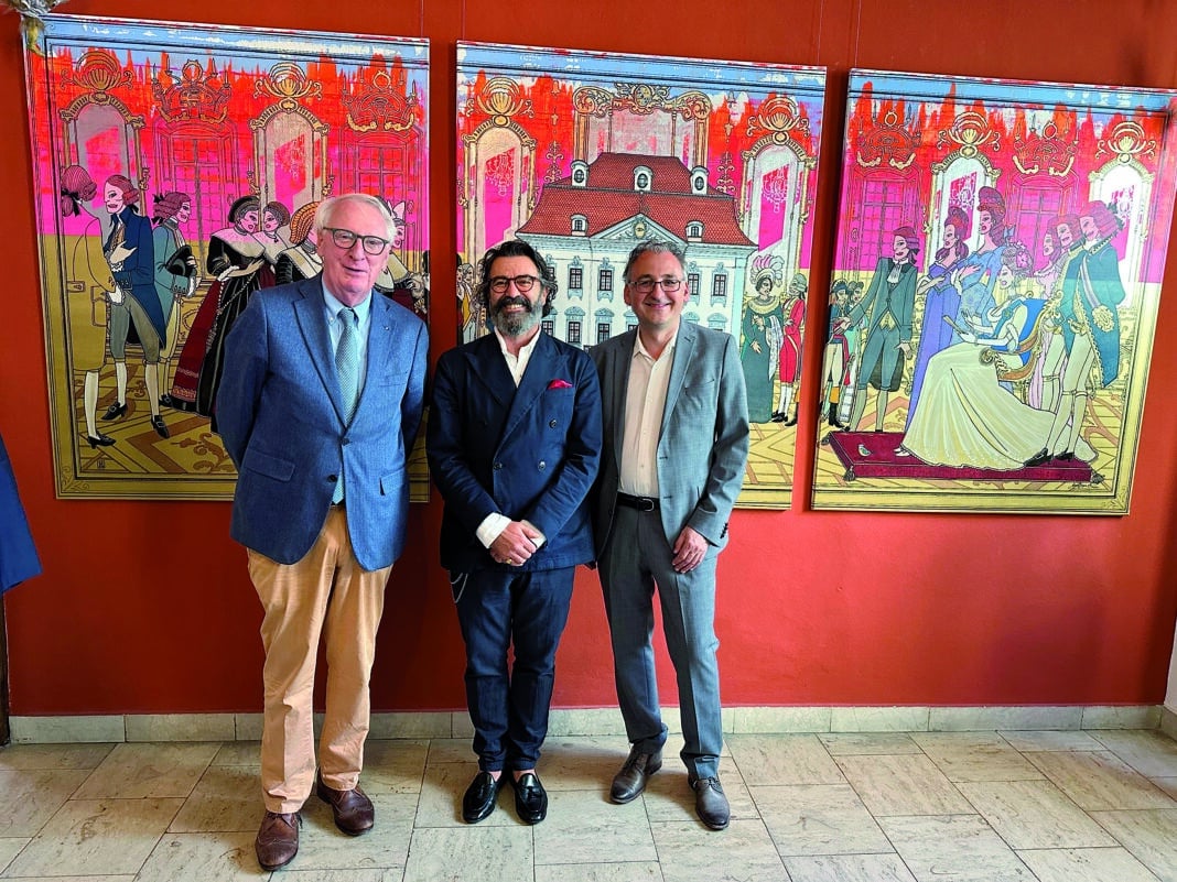 Dreimal drei: Künstler Mauro Bergonzoli (M.) mit Kunst-Freund Herbert Scheel (li.) und Kunstsammlungschef Christof Trepesch vor dem Triptychon „Marie Antoinette im Schaezlerpalais“.