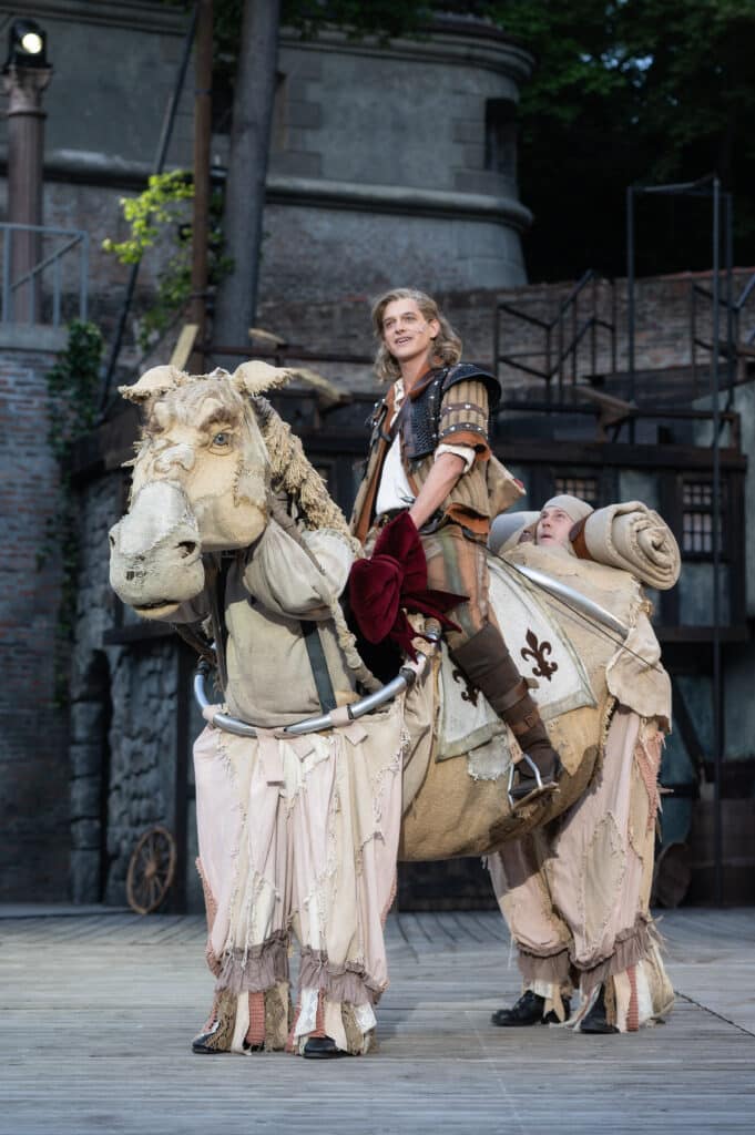 D‘Artagnan-Darsteller Florian Peters auf Bühnenpferd Pomme-de-Terre bringt das Publikum zum Lachen. Foto: Jan-Pieter Fuhr