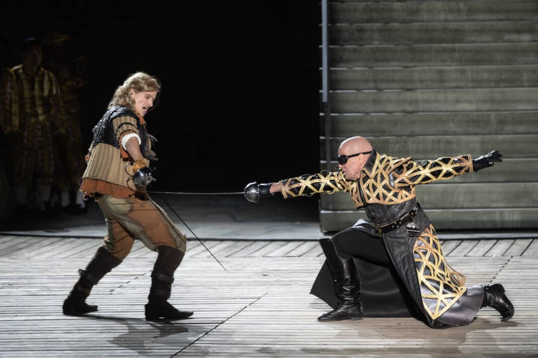 Degenkampf bei "3 Musketiere" auf der Freilichtbühne: D‘Artagnan-Darsteller Florian Peters (links) im Kampf mit Rochefort (Sebastian Müller-Stahl). Foto: Jan-Pieter Fuhr