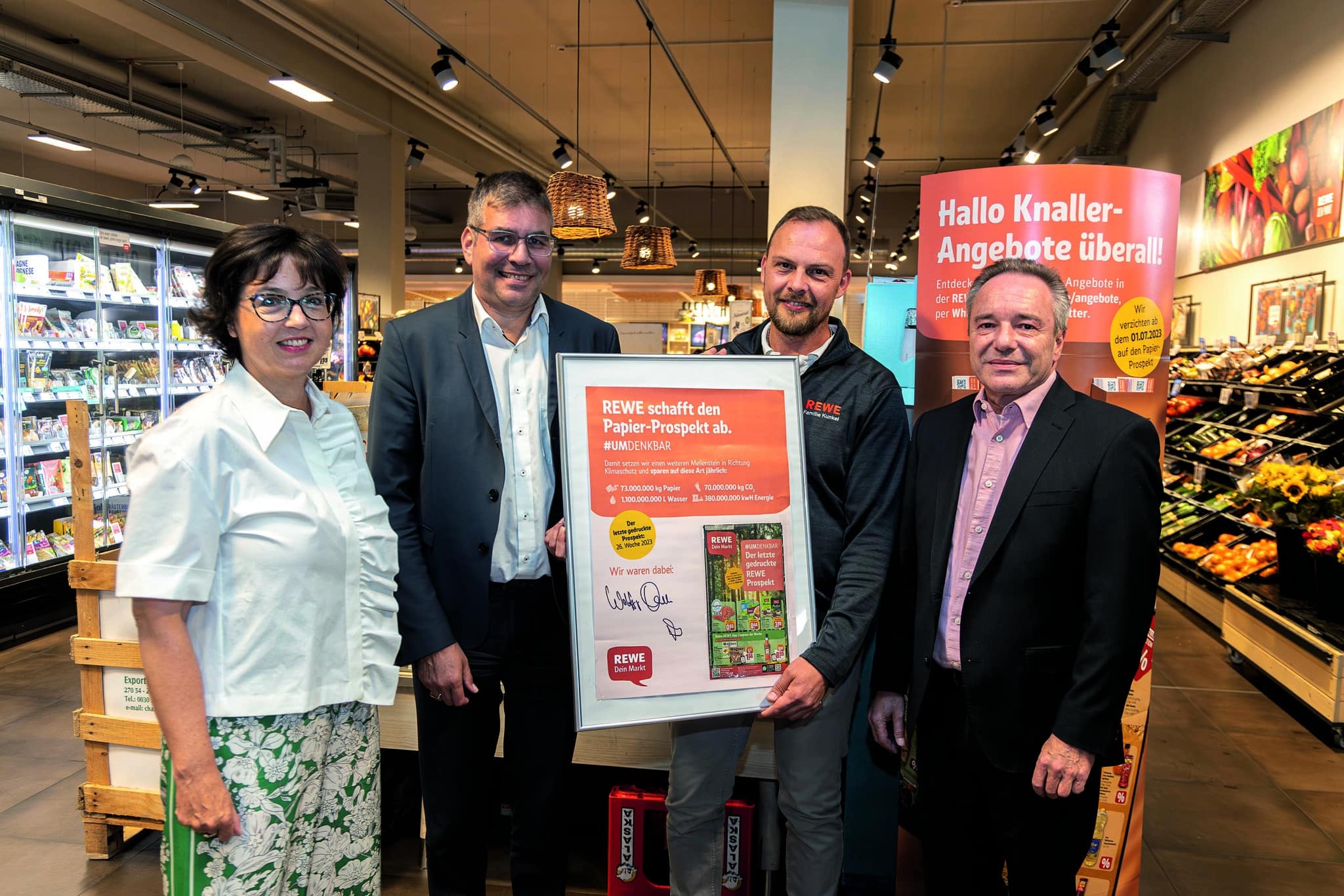 Augsburger REWE hängt den letzten PapierProspekt an den Nagel