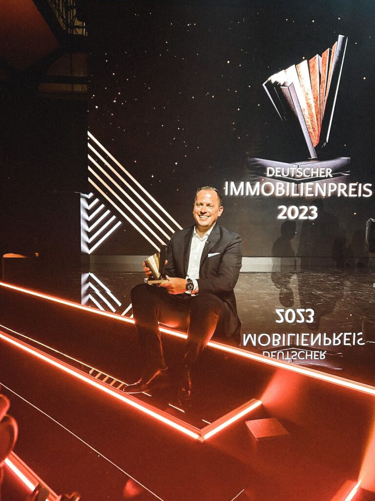 Bricks & Mortar beim Deutschen Immobilienpreis: Maximilian Wolf (Geschäftsführer der BRIMO-Unternehmensgruppe), Partner und Mitarbeiter freuten sich über die Trophäe.