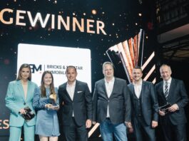 Preis für Bricks & Mortar: Moderatorin Laura Wontorra (links) führte durch die Verleihung des Deutschen Immobilienpreises 2023. Yvonne Gamböck (Marketing Managerin), Maximilian Wolf (Geschäftsführer der Unternehmensgruppe), Gerhard Hartmann (Vertriebsleitung am Standort Augsburg), Christian Ludl (Geschäftsführer am Standort Thannhausen) nahmen ihre Trophäe „Makler des Jahres“ für BRIMO entgegen.