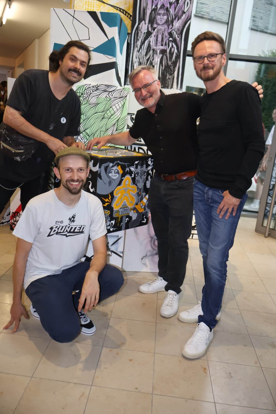 Von links: Alex Senna, Daniel Tröster, Jürgen Enninger und Christian Thöner bei der Eröffnung der Ausstellung „Groundfloor Playground Extended“.