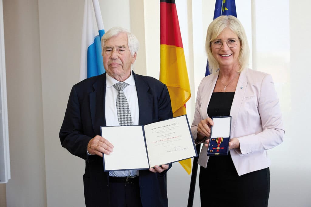 Ulrike Scharf überreichte Josef Niederleitner das Bundesverdienstkreuz am Bande.
