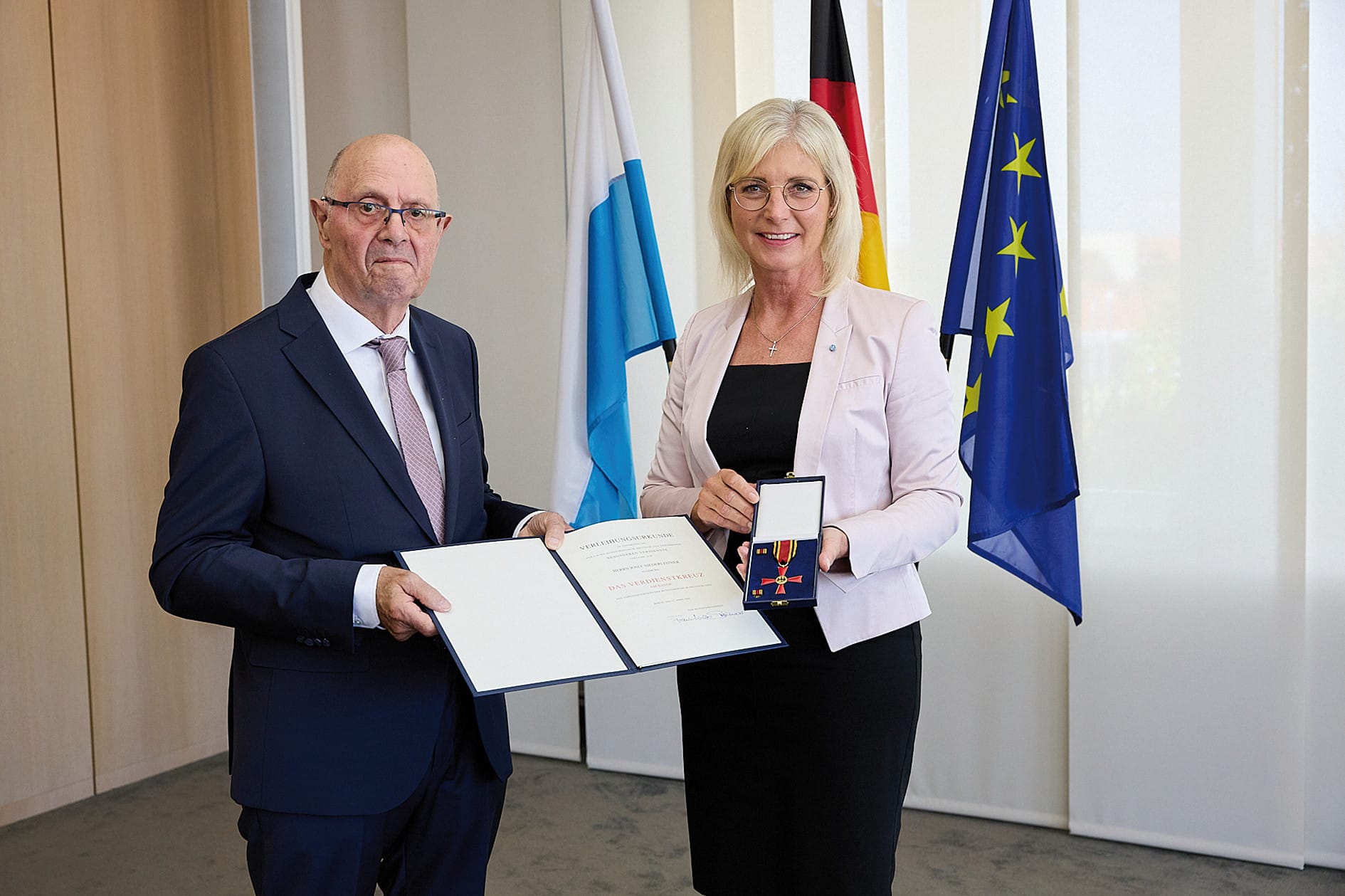 Für sein Engagement überreichte Staatsministerin Ulrike Scharf Alois Strohmayr das Bundesverdienstkreuz am Bande.