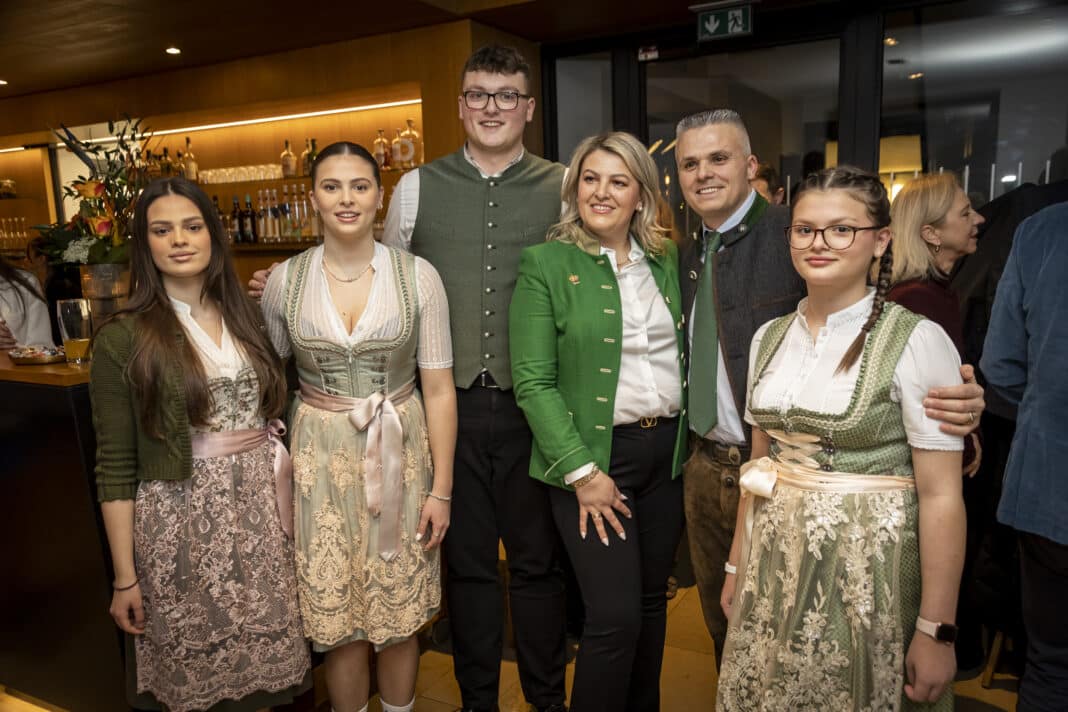 Die „Alte Posthalterei“ wurde 1648 erstmals erwähnt und gehört damit zu den historisch wertvollsten Gebäuden der Region. Heute bewirtschaftet sie Ilir Seferi (2. v. re.) und seine Familie (v. li.): Erita, Erona, Eros, Merita, Ilir und Edita Seferi.