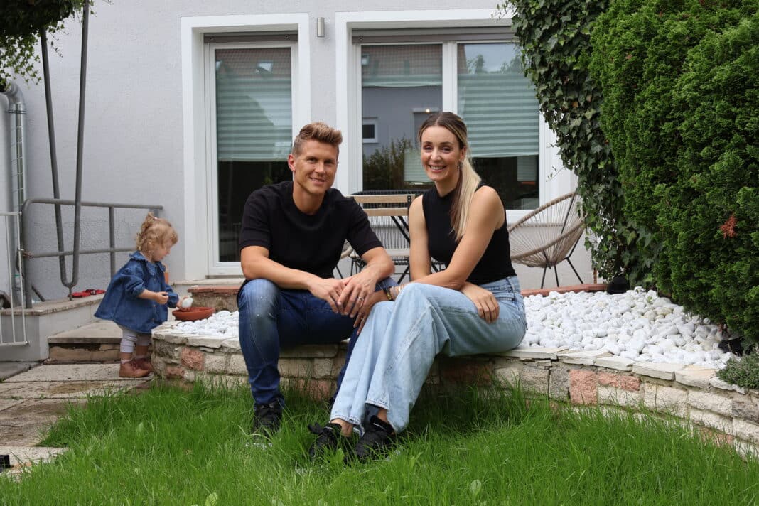 Matthias und Anne-Kathrin Ostrzolek mit ihrer Tochter Aliya im Garten ihres Mietshauses in Neusäß.