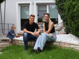 Matthias und Anne-Kathrin Ostrzolek mit ihrer Tochter Aliya im Garten ihres Mietshauses in Neusäß.