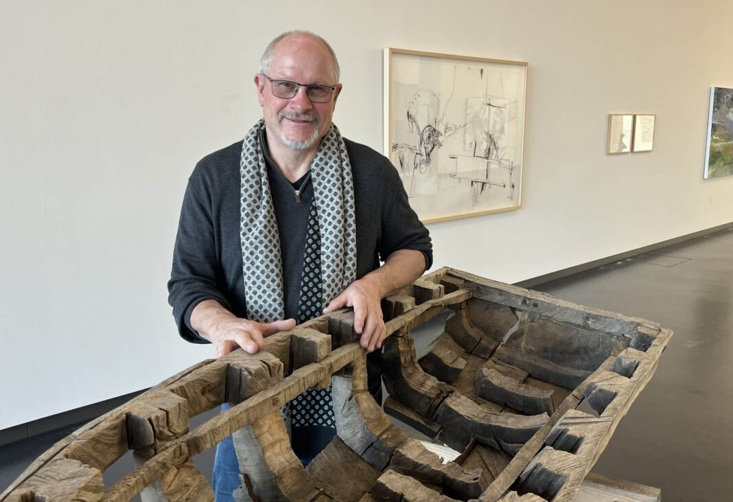Große Schwäbische Kunstausstellung: Wrack gewinnt: Norbert Kiening, Vorsitzender des BBK Schwaben-Nord und Augsburg, mit der Siegerarbeit des diesjährigen Kunstpreises.