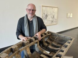 Große Schwäbische Kunstausstellung: Wrack gewinnt: Norbert Kiening, Vorsitzender des BBK Schwaben-Nord und Augsburg, mit der Siegerarbeit des diesjährigen Kunstpreises.