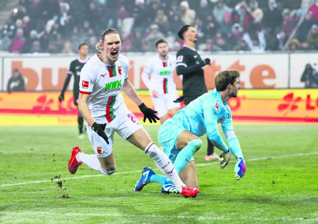 Tor zum 1:0 durch Fredrik Jensen (FC Augsburg #24) gegen Kevin Trapp (Torwart Eintracht Frankfurt) Foto: Krieger