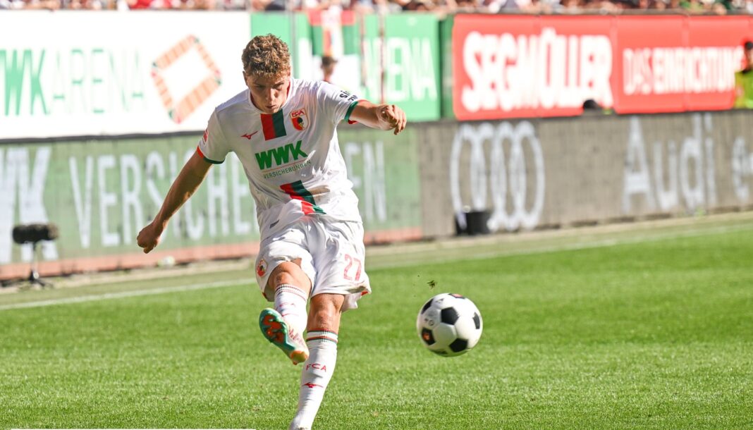 Arne Engels im Dress des FC Augsburg erwischte, wie seine Kollegen gegen Stuttgart einen gebrauchten Tag.