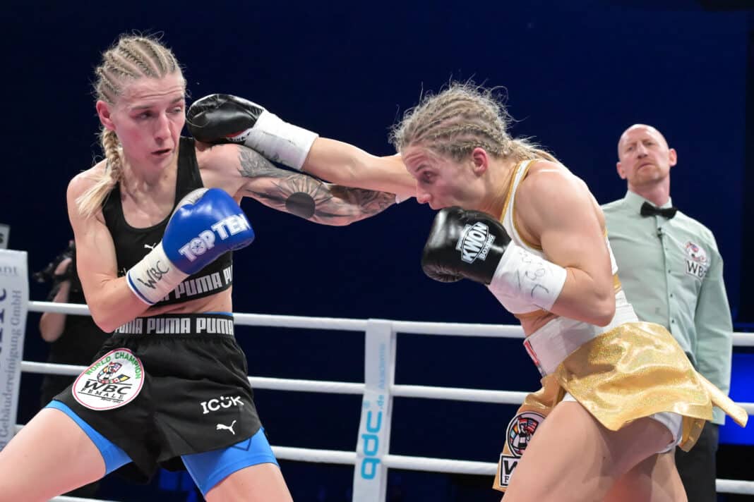 Tina Rupprecht (re.) zeigte gegen die Tschechin Fabiana Bytyqi eine starke Vorstellung und krönte sich zur Weltmeisterin im Atomgewicht. Foto: kolbert-press