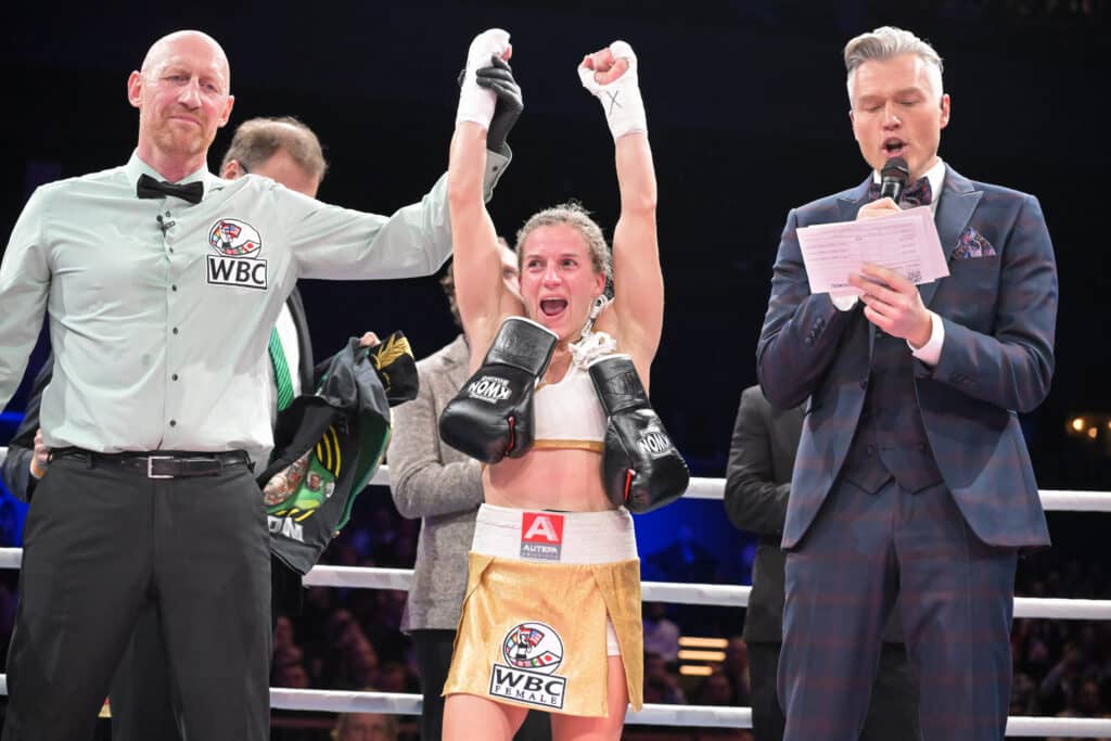 Endlich wieder Weltmeisterin. Tiny Tina war die über 10 Runden eindeutig aktivere und treffsicherere Boxerin. Foto: kolbert-press