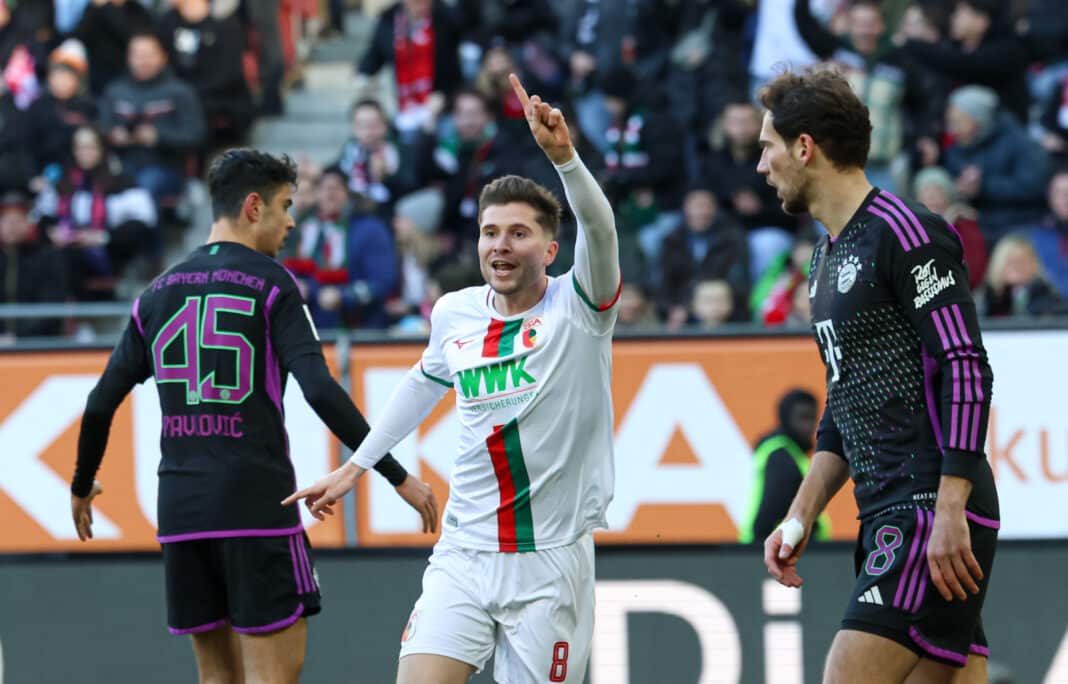 Elvis Rexhbecaj (FC Augsburg #8) jubelt über sein Tor, das leider knapp Abseits war. Foto: Krieger