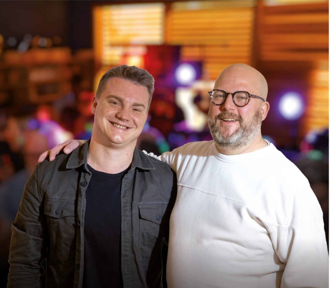 Christoph Steinle mit dem neuen Geschäftsführer der Blauen Kappe, Marco Rottmeir (li.).