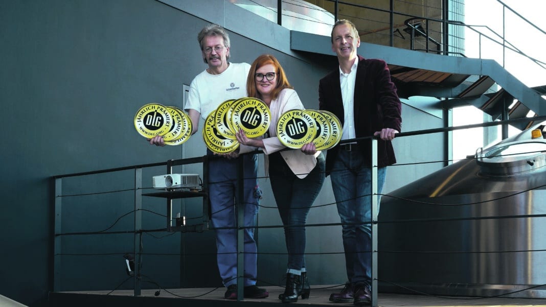Braumeister Wolfgang Dahnke, technischer Leiter Josef Geh und Brauereichefin Stephanie Schmid freuen sich über die DLG-Gold-Auszeichnung.