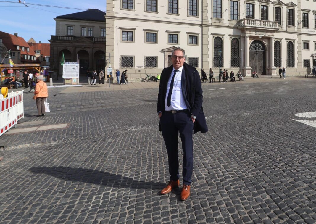 Touristen am Herkulesbrunnen vor dem Schaezlerpalais – eine für Augsburg gut beherrschbar Größe. Dennoch wünscht sich Tourismus-Chef Götz Beck eine moderne Form der Kurtaxe für die Fuggerstadt, um mit den Einnahmen Projekte zu finanzieren.