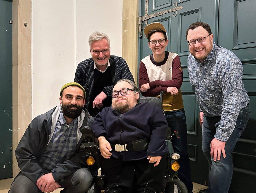Der Stiftungsrat der Sportstiftung Augsburg v.l.: Bayram Er (Tischtennis Arena), Jürgen K. Enninger (Sportreferent), Benedikt Lika (DJK Lechhausen), Vorsitzende Frau Alessa Plass (Schiedsrichterin), Matthias Fink (TSV Göggingen)