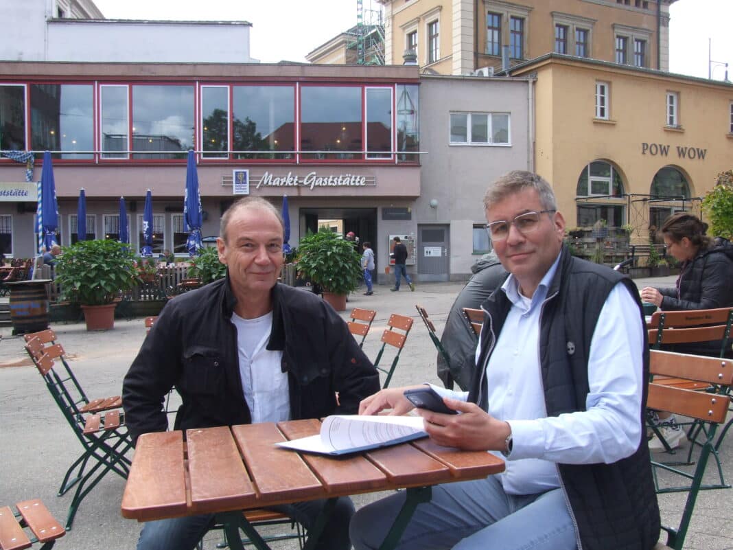 Marktreferent Wolfgang Hübschle (re.) und Amtsleiter Wolfgang Färber hegen Pläne, wie künftig mehr Flexibilität bei den Öffnungszeiten („wie in München“) hergestellt werden kann. Fotos: Siegel