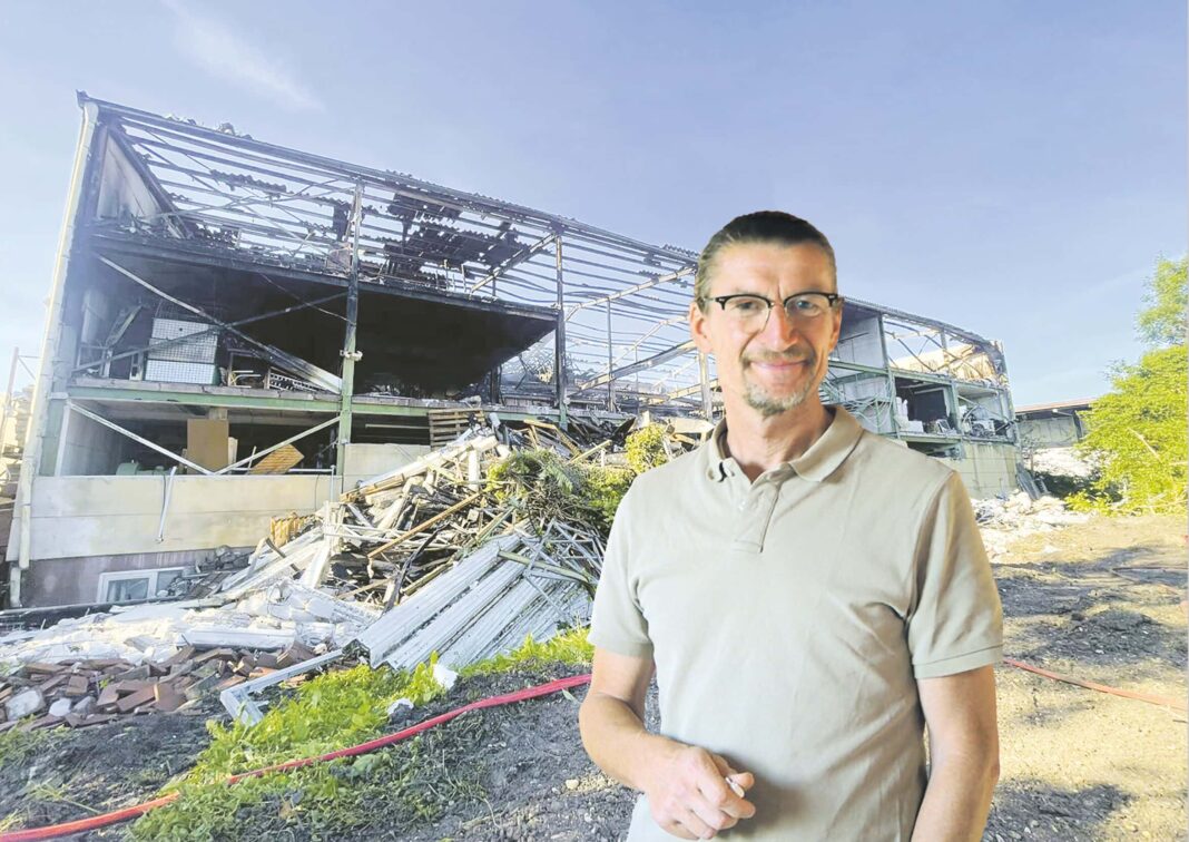 Georg Brandl vor den Überresten seiner Lagerhalle in Lechhausen: Trotz des verheerenden Feuers plant der entschlossene Besitzer bereits den Wiederaufbau und zahlreiche Hilfsaktionen.Fotos: Archiv/privat