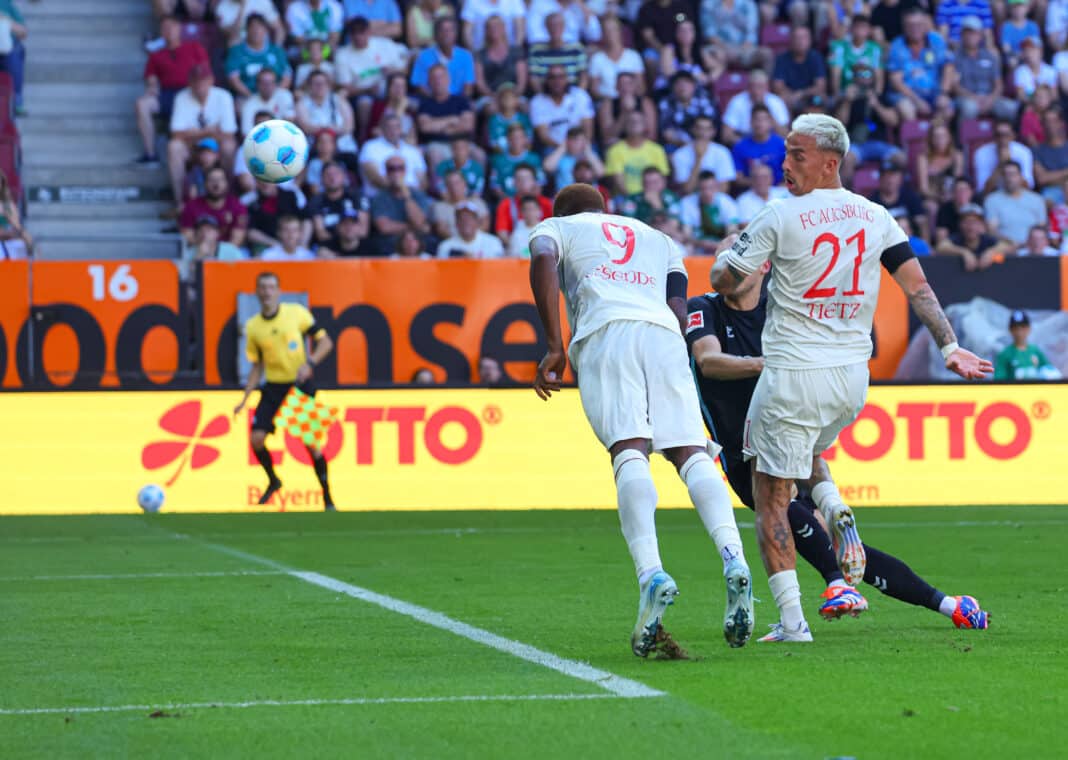 Samuel Essende traf per Kopf zum zwischenzeitlichen 1:0 für den FC Augsburg gegen den KSC. Foto: Krieger