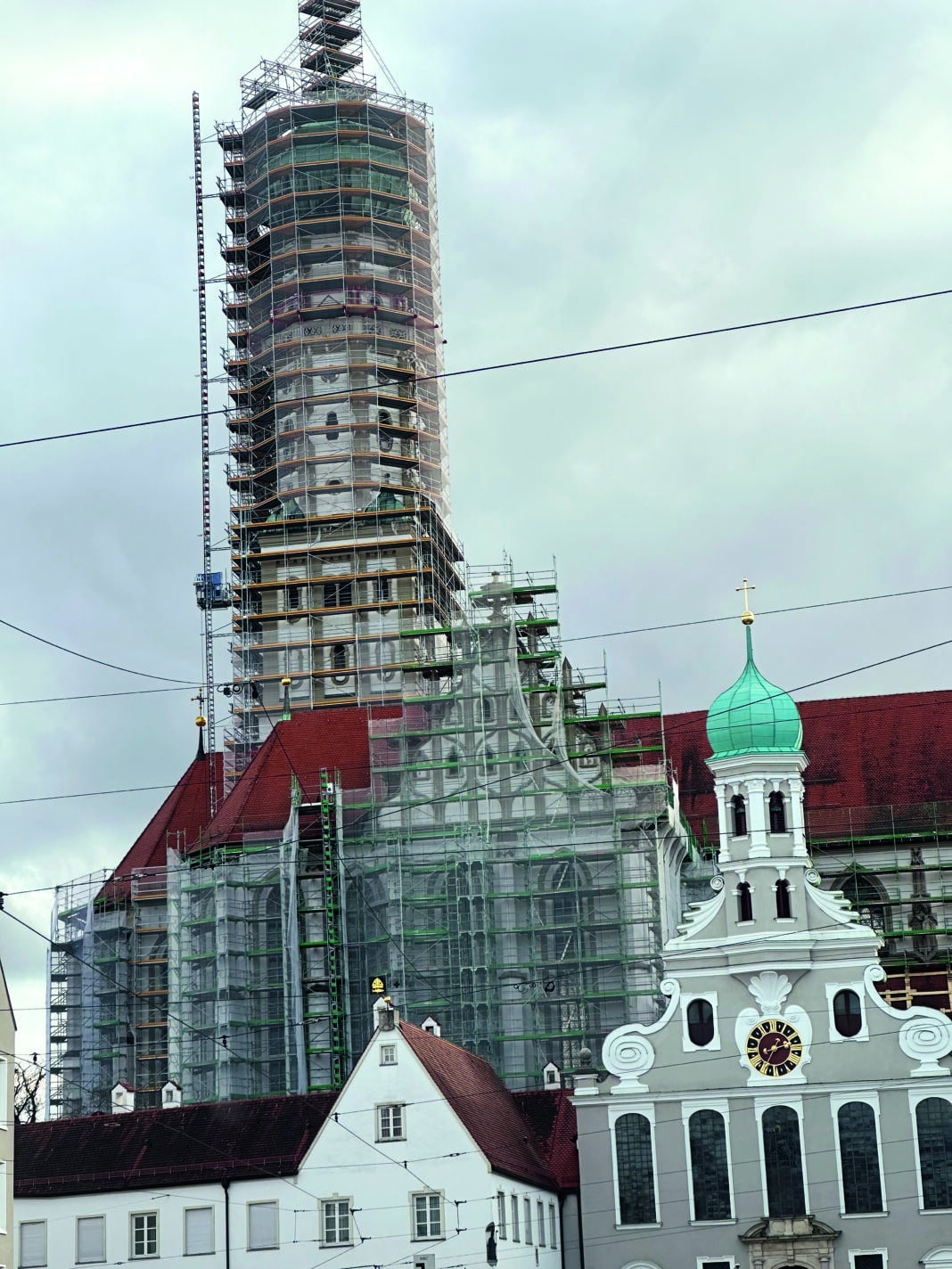 Die Sanierung der Basilika St. Ulrich und Afra vereint nahezu alle Raffinessen des modernen Gerüstbaus bis zur Turmspitze in 93 Metern Höhe.