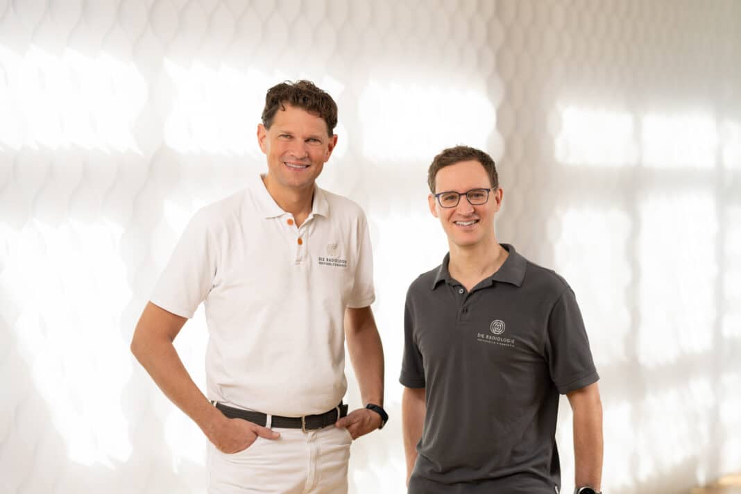 Der ärztliche Geschäftsführer von DIE RADIOLOGIE, Dr. med. Philipp Remplik (li.) und Dr. Armin Seifarth, freuen sich über zwei neue hochmoderne Standorte für Radiologie und Nuklearmedizin in Augsburg.