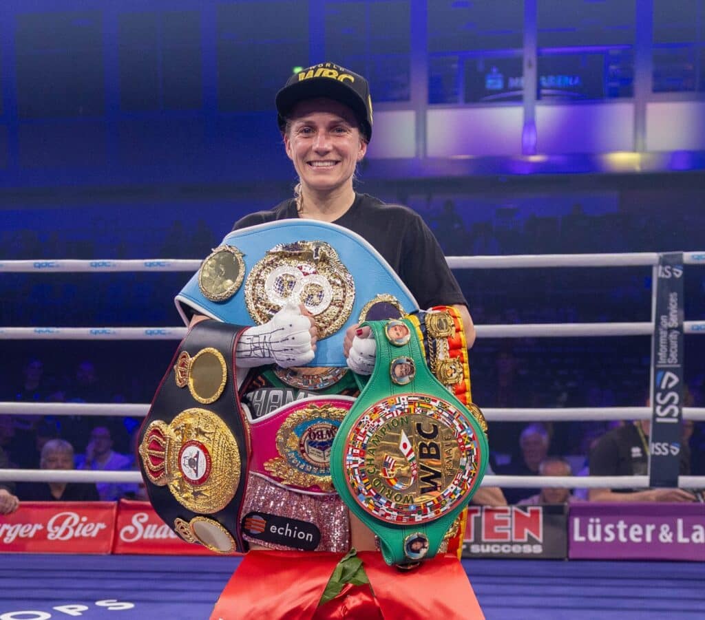 Alter und neuer Champ Tina Rupprecht (GER) hat alle vier Titel gewonnen,Tina Rupprecht (GER) vs. Sumire Yamanaka (JPN), Boxen, Frauen, Titelkampf, Weltmeisterschaft, Atomgewicht, WBC, WBA, WBO, IBF, 05.04.2025 Foto: kolbert_press