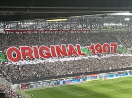 Die Fans des FC Augsburg feierten vor dem Spiel gegen die Eintracht das 20-jährige Bestehen der 1907-Zaunfahne.