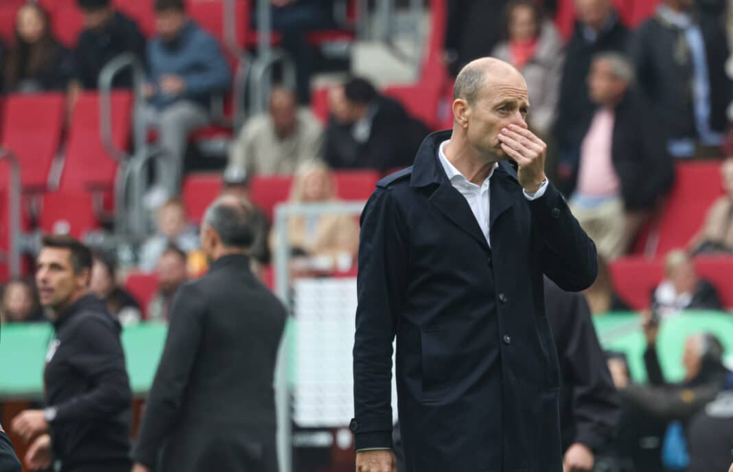 Enttäuschung bei Jess Thorup (Trainer FC Augsburg) nach dem Schlußpfiff, FC Augsburg vs. Holstein Kiel. 32. Spieltag; DFL REGULATIONS PROHIBIT ANY USE OF PHOTOGRAPHS AS IMAGE SEQUENCES AND/OR QUASI-VIDEO. Foto: Krieger