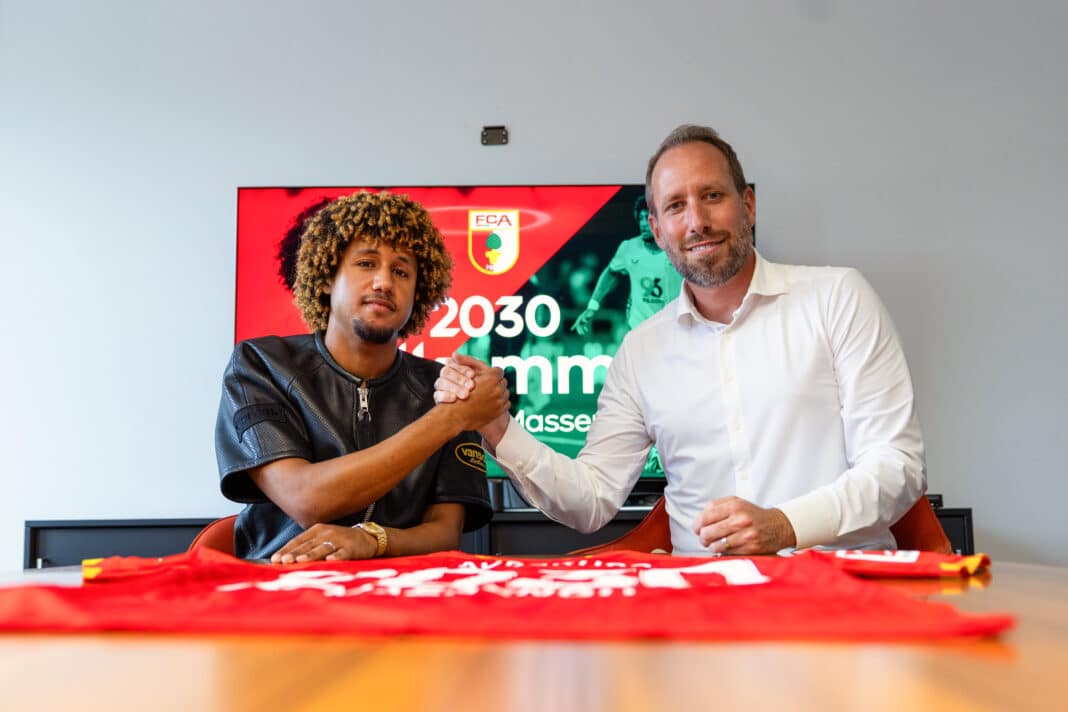 Han Noah Massengo mit FCA-Geschäftsführer Michael Ströll (re.) Foto: FCA