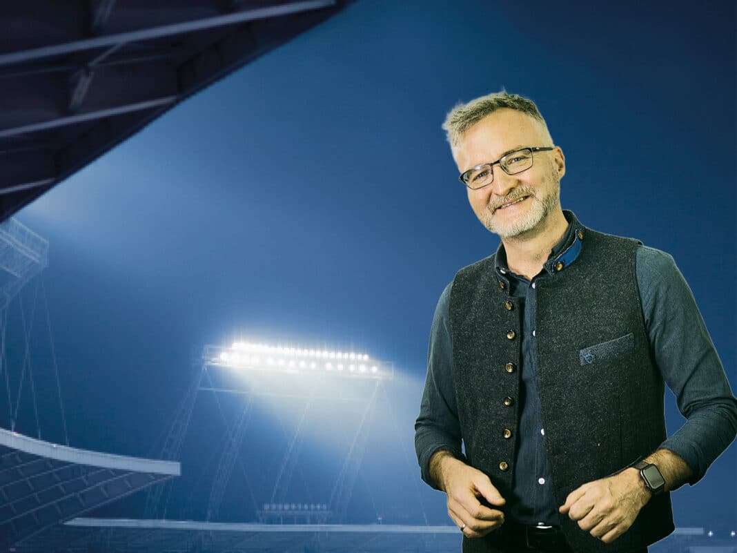 Das Rosenaustadion steckt im Flutlicht-Chaos: Weil die alten Masten nicht mehr genügen, drohen Schwaben Augsburg und dem FCA II saftige Strafen. Sportreferent Jürgen Enninger verspricht Lösungen – doch die Millionen-Sanierung kommt frühestens 2027. Bis dahin heißt es: improvisieren, verschieben, hoffen.