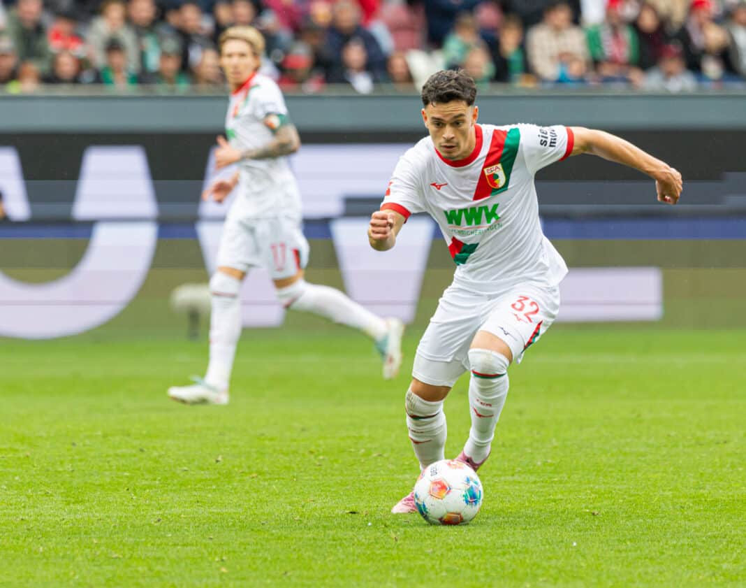 Der FC Augsburg um Fabian Rieder musste am Freitagabend zu Hause gegen Dortmund ran. Foto: Krieger