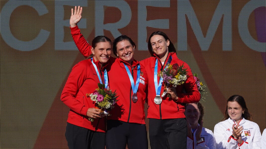 Die Augsburger Kanutinnen Emily Apel, Elena Lilik und Ricarda Funk gewannen im K1-Teamwettbewerb die Silbermedaille. Foto: Uta Büttner
