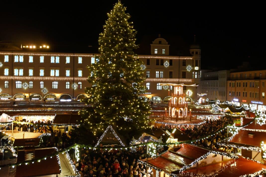 Der Augsburger Christkindlesmarkt startet am 24.11. – mit Engelesspiel, Lichterglanz und neuen Leckereien. Foto: Ruth Plössel