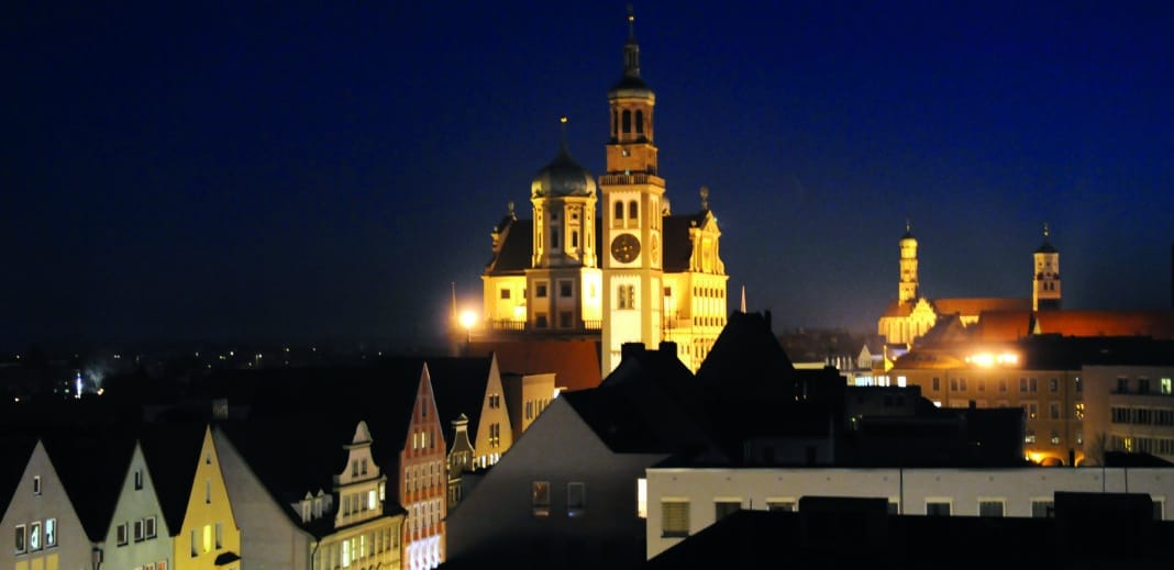 SWA-Sprecher Jürgen Fergg meldet als Grund für die Dauerbeleuchtung eine defekte Zeitschaltuhr in der Augsburger Innenstadt, die nicht abgeschaltet hatte. Fotos: swa Archiv/Thomas Hosemann