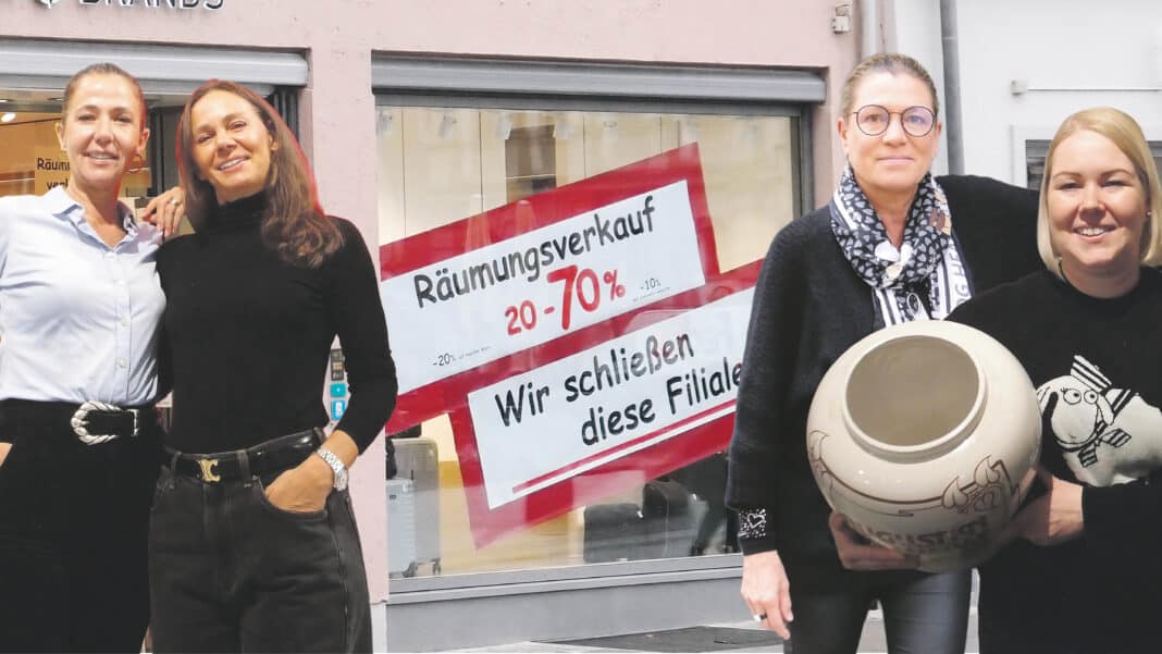 Links Die „Sportkind“ -Macherinnen Nadine Lux (li.) und Gabi Windisch. Rechts: Optikerin Sabine Stief und Unternehmerin Ysabel Gfrörer (re.). Es geht um die Ladenschließungen in der Innenstadt von Augsburg.