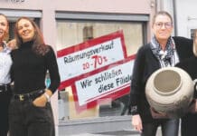 Shopping-Infarkt im Herzen von Augsburg – Hitzige Diskussion nach weiteren Ladenschließungen Links Die „Sportkind“ -Macherinnen Nadine Lux (li.) und Gabi Windisch. Rechts: Optikerin Sabine Stief und Unternehmerin Ysabel Gfrörer (re.). Es geht um die Ladenschließungen in der Innenstadt von Augsburg.