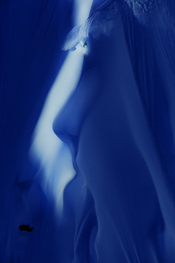 Auf der Licht-Schatten Grenze: Extrem Freeskier Sven Kueenle bei der „Legs of Steel“-Produktion in Haines, Alaska.