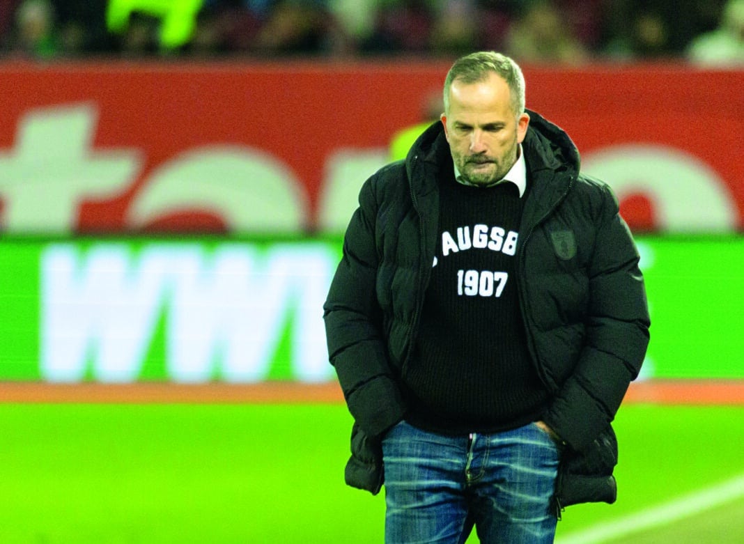 Manuel Baum (Trainer FC Augsburg), nachdenklich an der Seitenlinie. Foto: Krieger