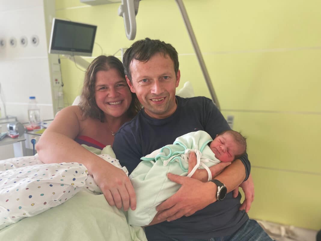 Das waren die Ersten: Die kleine Leonie Magdalena mit ihren Eltern Cornelia und Norbert Augustin im Josefinum. Foto: KJF Augsburg / Pia Reiser