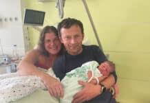 Wenn das Feuerwerk die Wehen einleitet – Augsburg begrüßt erste Neujahrsbabys 2026 Das waren die Ersten: Die kleine Leonie Magdalena mit ihren Eltern Cornelia und Norbert Augustin im Josefinum. Foto: KJF Augsburg / Pia Reiser