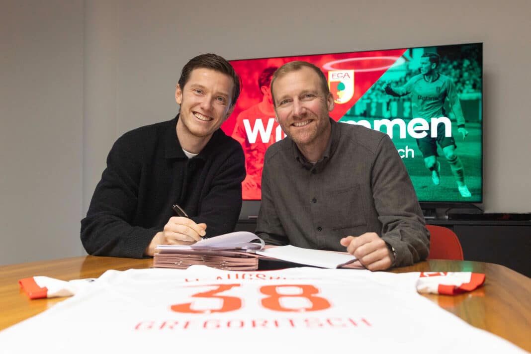 Neuzugang Michael Gregoritsch mit FCA-Sportdirektor Benni Weber (re.) Foto: FC Augsburg