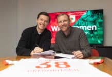 Offiziell! Michael Gregoritsch kehrt zum FC Augsburg zurück Neuzugang Michael Gregoritsch mit FCA-Sportdirektor Benni Weber (re.) Foto: FC Augsburg