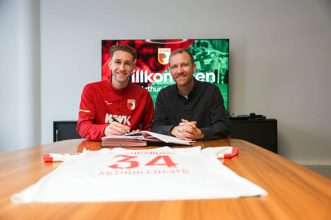 Arthur Chaves (li.) mit Sportdirektor Benni Weber. Foto: FC Augsburg