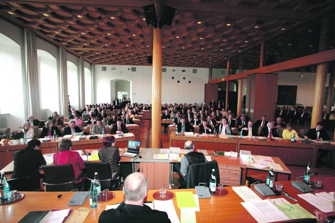 Über 600 Kandidaten bewerben sich am 8. März um einen der 60 Sitze im Augsburger Stadtparlament. Im Mai 2026 sollen die Sitzungen wieder im renovierten Rathaus stattfinden.