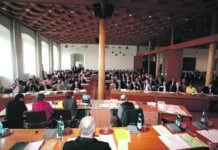 Kommentar zur Augsburger Rathaus-Wahl: Kommt es zum Politikwechsel? Über 600 Kandidaten bewerben sich am 8. März um einen der 60 Sitze im Augsburger Stadtparlament. Im Mai 2026 sollen die Sitzungen wieder im renovierten Rathaus stattfinden.